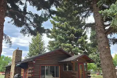Image de Chalet en bois rond avec des équipements modernes, à distance de marche de la ville.