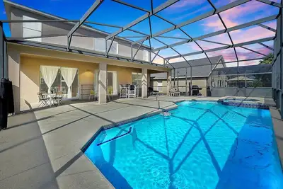 Image de Grande villa avec piscine privée, salle de jeux! 3 milles à Disney.
