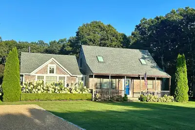 Image de Pristine Oak Bluffs Home dans un emplacement central