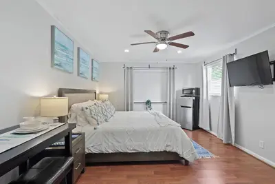 Image de Grande Chambre avec Entrée Privée près du Boulevard Pga