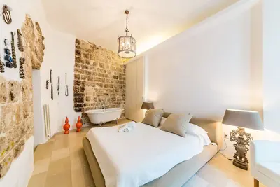 Image de Itaca - maison de ville unique dans la vieille ville avec jacuzzi sur la terrasse