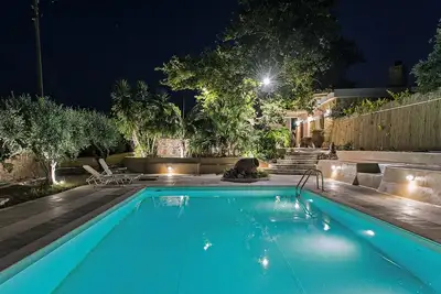 Image de Villa traditionnelle en pierre et bois avec piscine en Crète