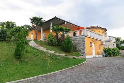 Image de Villa Avec Piscine Privée Et Jardin Avec Vue Sur La Mer Nera