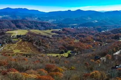Image de Maison avec vue imprenable sur la montagne toute la saison. Hot Tub, Fire Pit, 6 min Ă la pente.