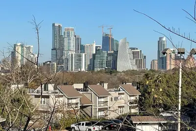 Image de Incroyable vue sur les toits, marchez jusqu'à Barton Springs, près de tout, parking gratuit!