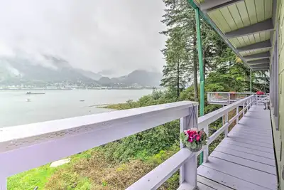 Image de Accueil Waterfront w / Deck 5 minutes du centre-ville de Juneau!
