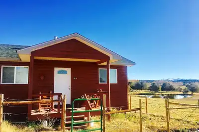 Image de Jolie cabane privée sur un ranch de bétail en activité avec 360 vues sur 80 acres.