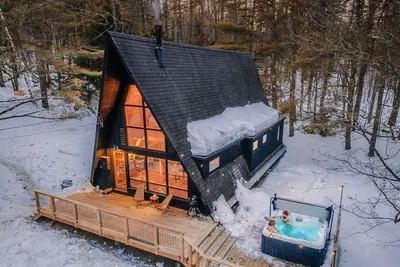 Image de Cabine à ossature mod A dans les bois avec spa - près du mont. Snow & Stratton!