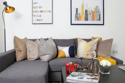 Image de Rare, spacieux appartement de 3 chambres Plus! Parking gratuit