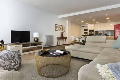Image de Wonderful 4 Bd Aprt Prime location. Tablas