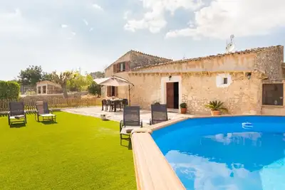 Image de Can Guapo - Belle villa avec piscine Ă LlubĂ