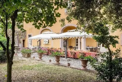 Image de Villa de luxe pour 26 personnes à 6 km de Lucques. 11 chambres décorées de fresques avec salle de bain