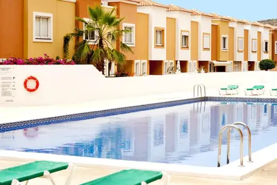 Image de Vue coucher de soleil et piscine au paradis Luxueux appartement avec vue et piscine.