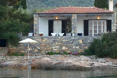 Image de Le bonheur est un chalet en bord de mer avec maison d'hôtes indépendante.