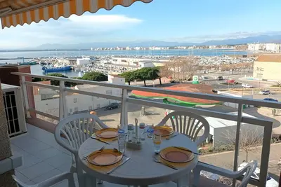 Image de Appartement bien equipé avec vue mer et ville, situé devant le port pescheur, près de tout