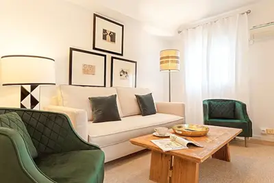 Image de Great Apartment in the Vibrant El Arenal Quarter. Velarde