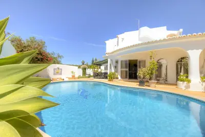 Image de Villa à Quarteira avec 5 chambres et capacité pour 9 personnes