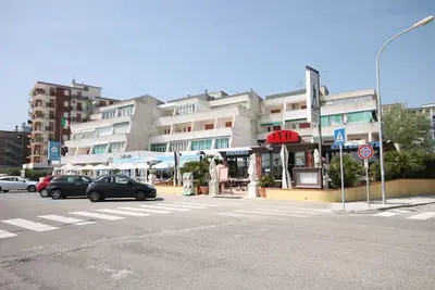Image de Studio lumineux à 50 mètres de la plage et des services, équipé de la climatisation