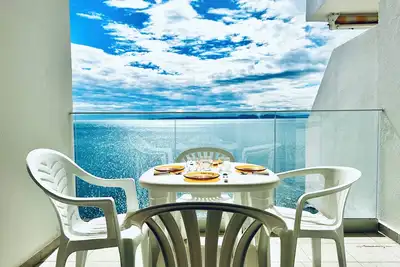 Image de Très agréable studio cabine avec une magnifique vue sur la Baie de Roses et une terrasse e
