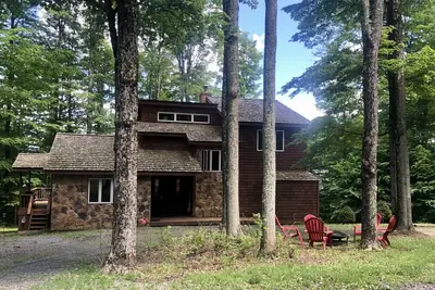 Image de Maison parfaite 3 chambres w \/ nouveaux lits! Nouveau canapé! Marcher aux sentiers, tennis, chevaux