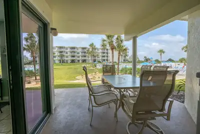 Image de Condo au rez-de-chaussée près de la piscine et du spa du Colony Reef Club 1106