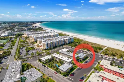 Image de Détente 1 Br condo premier étage sortir à la piscine et à quelques pas de la plage