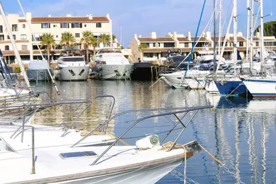 Image de Appartement pour 4 personnes avec vue sur la marina situé à Cogolin