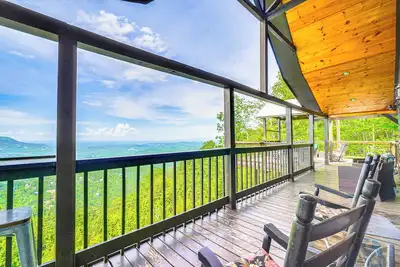 Image de Copasetic Pigeon Forge Home w / Wide Wraparound Deck