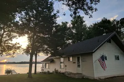 Image de Hamptons style maison de lac sur le point de coucher du soleil. Avec de l'eau à l'est et à l'ouest!