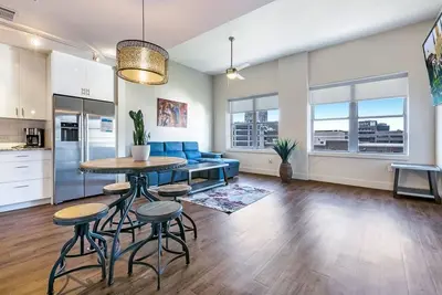 Image de Spacieux Condo 1bd moderne dans le bâtiment de Californie par Hosteeva