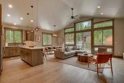 Image de Sunrise Abode - Nouvellement construit 4 Br 3 Bath à Tahoe Donner. Plage privée et piscine