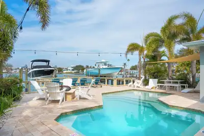 Image de Maison au bord de l'eau avec piscine chauffée, quai privé et voiturette de golf - 10 Personnes