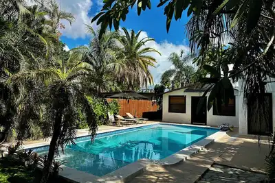 Image de Belle Pool House 2 Chambres / 2 Salles de Bains w Jardin Tropical Pour Profiter de L'extérieur