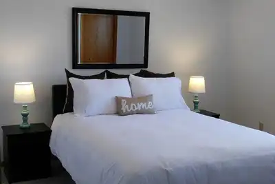 Image de Votre maison seulement * 5 minutes de la capitale et des hôpitaux! *