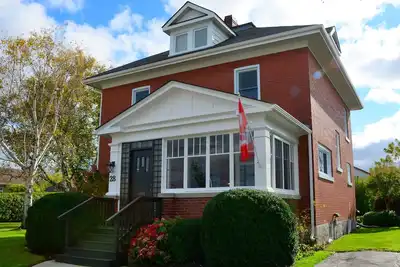 Image de Maison en briques rouges de 4 chambres située dans la plus jolie ville du Canada