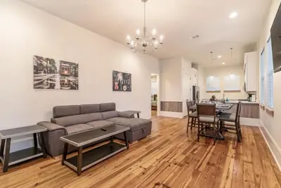 Image de Spacieux 3br sur Carondelet par Hosteeva