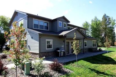 Image de 3 Br Town House à South Sandpoint avec garage 2 voitures