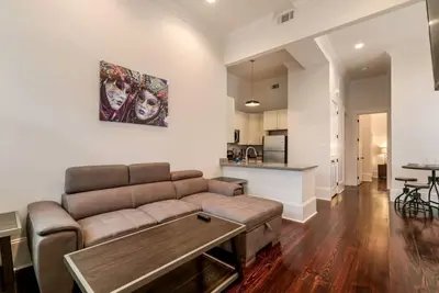 Image de Vibrant 2br sur Carondelet par Hosteeva