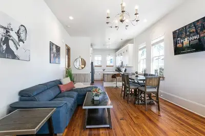 Image de Charmant 3br sur Carondelet par Hosteeva