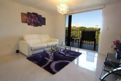 Image de Luxurius Apartment Yacht Club à Aventura 1 Bd 1 Bath Brand Nouveau 3 min Beach 405