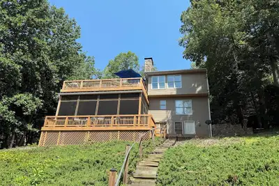 Image de Sur le lac Hartwell en Caroline du Sud - Maison de 3 chambres au bord du lac avec bain à remous!