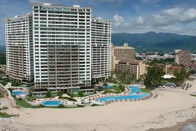 Image de Économisez 15% sur 2 semaines + 2 chambres, 3 salles de bain Sur La Plage, Piscines, WiFi & Parking, Gated!