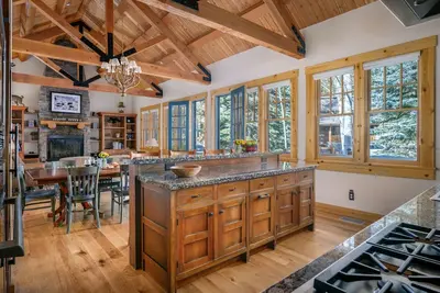 Image de Rmr: maison de luxe de 4 chambres à coucher, distance de marche des pistes de ski, bain à remous privé + divertissement gratuit!