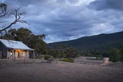 Image de Grampians Pioneer Log Cottage
