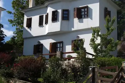 Image de Villa de montagne avec de beaux jardins et vue sur la mer, près de la plage de Mylopotomos