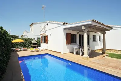 Maison près du bois avec piscine privée. Hutg-001429