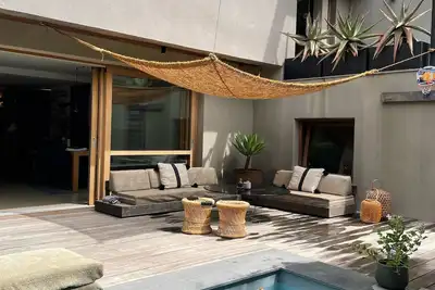 Image de Maison contemporaine avec piscine au pied des calanques