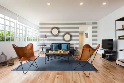 Image de Spacious & bright loft in the center. San Leandro