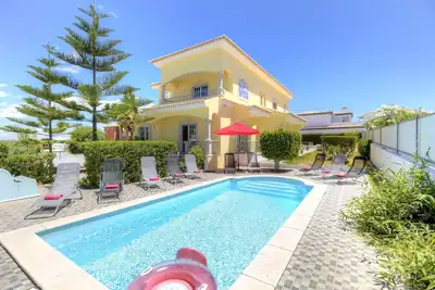 Villa à Parchal avec 6 chambres et capacité pour 12 personnes