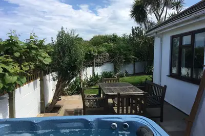 Image de Bel appartement au rez-de-chaussée avec terrasse ensoleillée, jardin et bain à remous